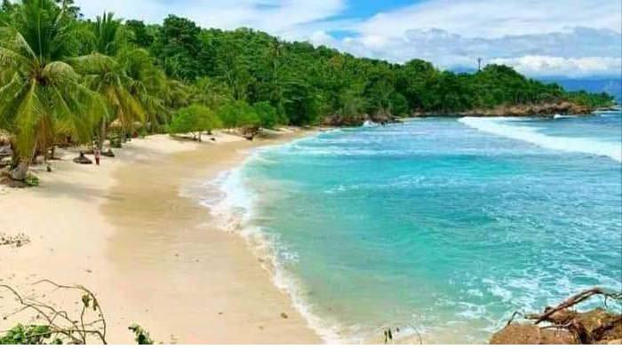 Pesona Pantai Batu Buaya Bolaang Mongondow Timur